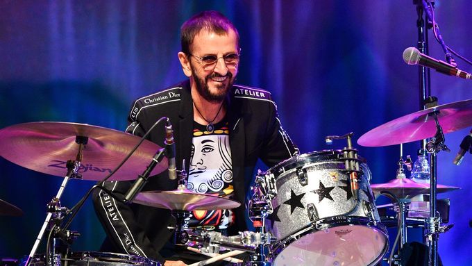 Sedmasedmdesátiletý Ringo Starr v Praze: za bicími značky Ludwig, se sakem od Diora a náušnicí v uchu.
