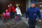 Kromě školáků se v jejich okolí pohybují i ozbrojení policisté.