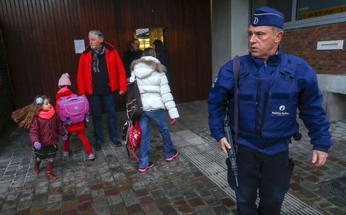 Školáci v Bruselu se vrací do školy za dohledu ozbrojených policistů.