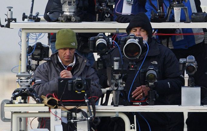 Fotografové připravují své vybavení na tribuně naproti pódiu u Kapitolu, kde Barack Obama složí prezidentskou přísahu.