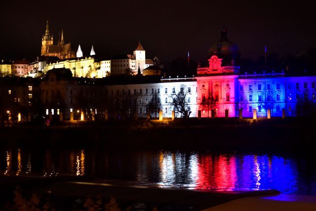 Strakova akademie Pražský hrad trikolóra