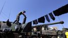 A French soldier hangs his clothes to dry on an armoured vehicle at the Mali air force base near Bamako as troops await their deployment January 18, 2013. REUTERS/Eric Gaillard (MALI - Tags: CIVIL UNREST CONFLICT MILITARY) Published: Led. 18, 2013, 5:30 odp.