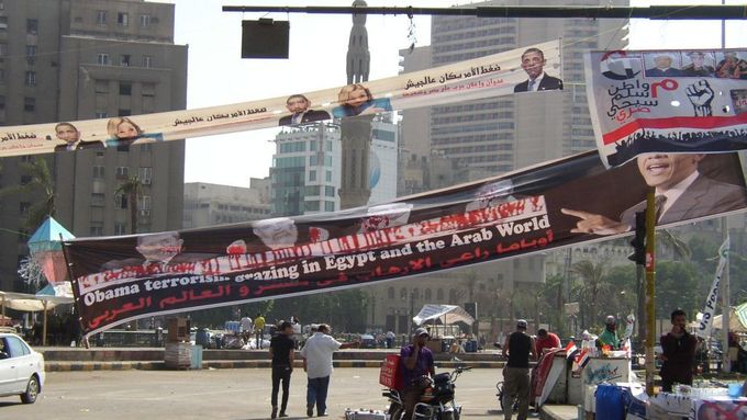 Barack Obama jako sponzor terorismu na náměstí Tahrír.