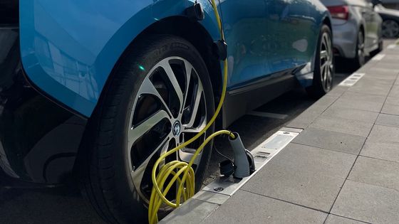 Netradiční nabíjení elektroaut funguje. Zásuvky přímo v chodníku jsou i levnější