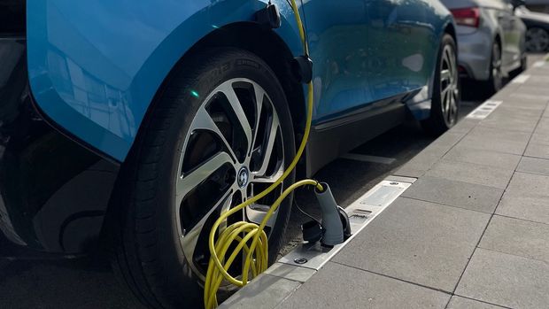 Netradiční nabíjení elektroaut funguje. Zásuvky přímo v chodníku jsou i levnější