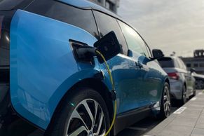 Netradiční nabíjení elektroaut funguje. Zásuvky přímo v chodníku jsou i levnější