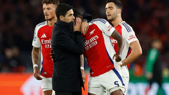 Trenér Arsenalu Mikel Arteta utěšuje své svěřence po vyřazení v semifinále Ligy mistrů.
