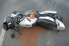 Motocyklista se při předjíždění srazil s autem, na místě zemřel