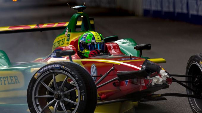 Podívejte se, jak Luca di Grassi v souboji o titul šampiona Formule E sestřelil v rozhodujícím závodě sezony svého rivala Sébastiena Buemiho.