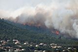 Na jihovýchodě Francie a na Korsice bojují od pondělí s rozsáhlými požáry.
