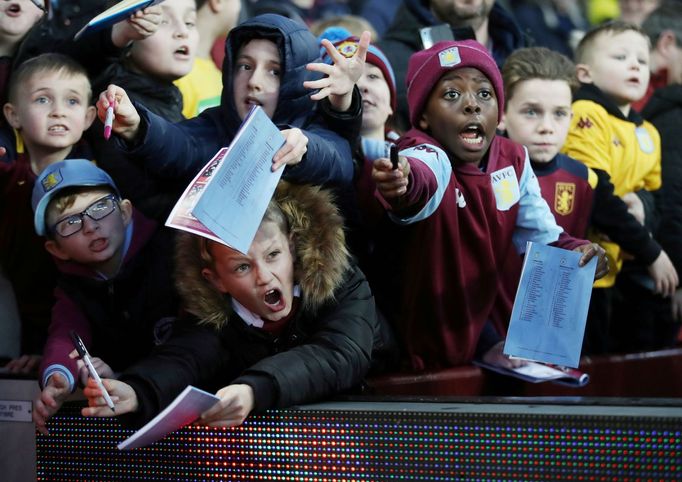 To ještě mohli diváci na stadiony... Mladí fanoušci Aston Villy před zápasem Premier League s Manchesterem City v lednu 2020.