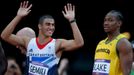 Britský sprinter Adam Gemili šaškuje před semifinále na 100 metrů během OH 2012 v Londýně.