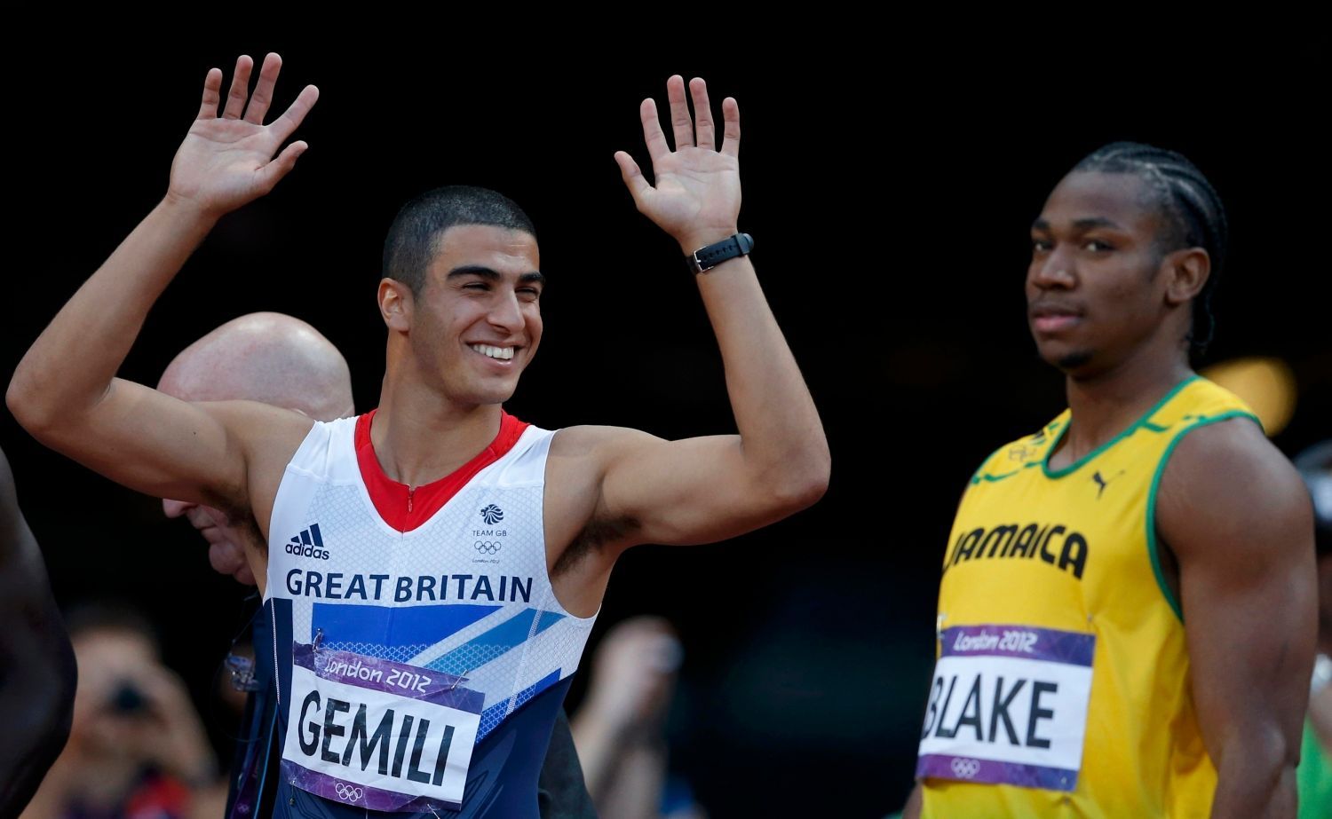 Britský sprinter Adam Gemili šaškuje před semifinále na 100 metrů během OH 2012 v Londýně.