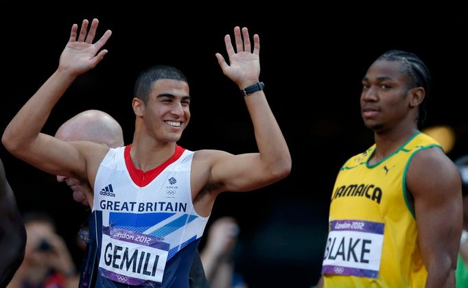 Britský sprinter Adam Gemili šaškuje před semifinále na 100 metrů během OH 2012 v Londýně.