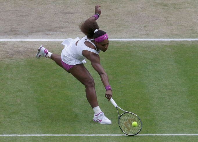 Americká tenistka Serena Williamsová ve finále Wimbledonu 2012 v utkání s Polkou Agnieszkou Radwaňskou.