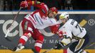 Hokej, extraliga, Slavia - Kladno: Jakub Valský (vpravo)