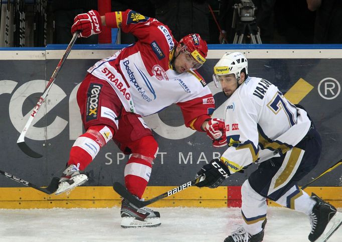 Hokej, extraliga, Slavia - Kladno: Jakub Valský (vpravo)