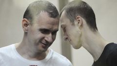 Oleh Sencov (vlevo) a Olexandr Kolčenko před soudem v Rostově na Donu před třemi lety. Kolčenko byl odsouzen k deseti letům vězení, Sencov ke dvaceti.