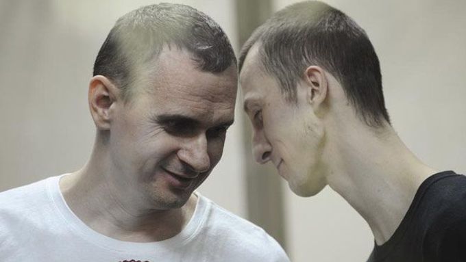 Oleh Sencov (vlevo) a Alexandr Kolčenko před soudem v Rostově na Donu před třemi lety.