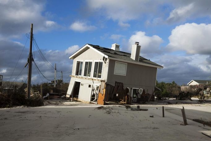 Poškozený dům na pobřeží na Fire Islandu v New Yorku.