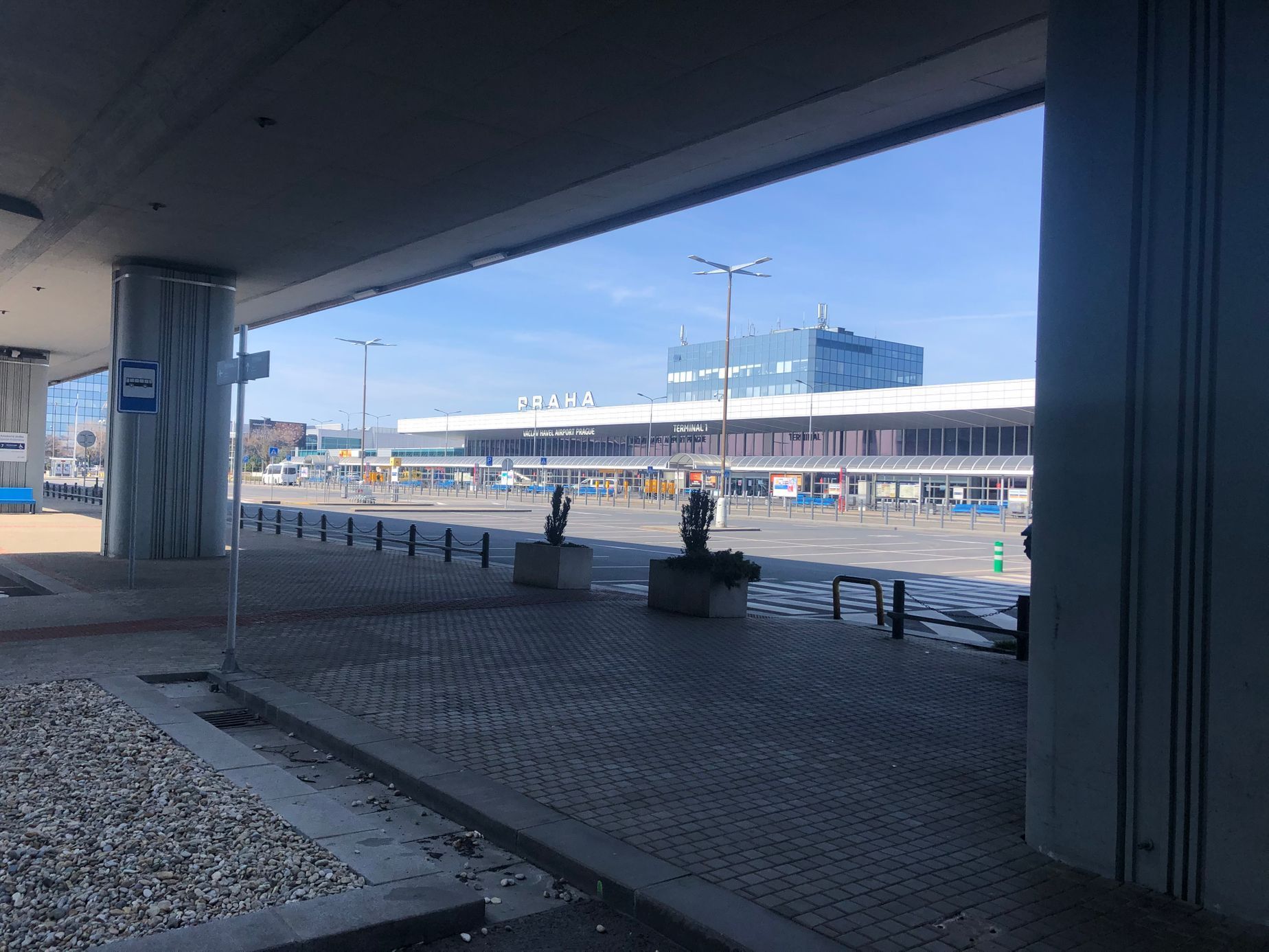 Prázdné parkoviště u letiště Ruzyně