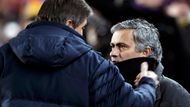 Trenéři Jordi Roura a Jose Mourinho se zdraví před úvodním hvizdem.