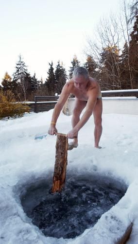 Otužilec v ledovém bazénu1