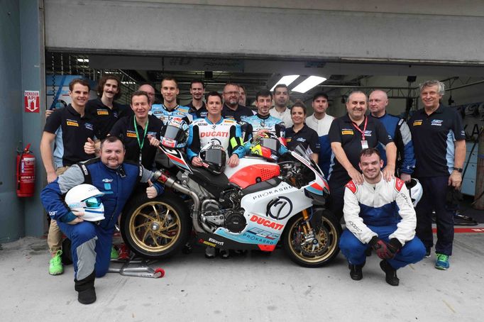 Tým Ondřeje Ježka před osmihodinovkou v Sepangu.