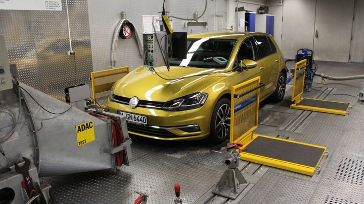 Všechen zisk na pokuty. Analytici spočítali, kolik budou automobilky stát limity CO2