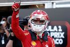 Leclerc odstartuje doma z pole position, Verstappena zbrzdila svodidla