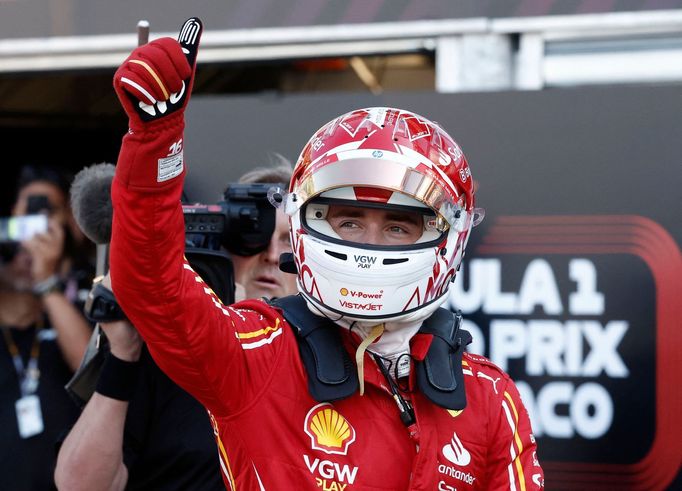 Charles Leclerc z Ferrari slaví vítězství v kvalifikaci na Velkou cenu Monaka F1 2024