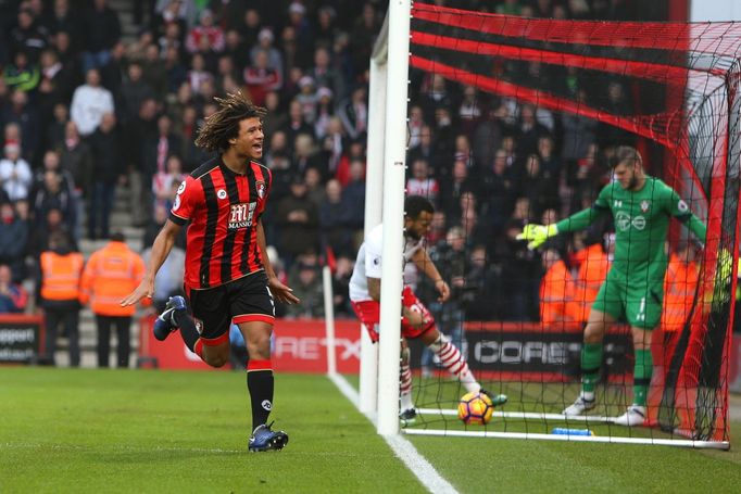 Nathan Ake v dresu Bournemouthu