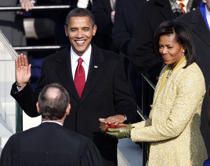 Barack Obama skládá přísahu do rukou předsedy Nejvyššího soudu Johna Robertse. Bibli, na kterou přísahal Abraham Lincoln v roce 1861, drží první dáma Michelle Obamová.