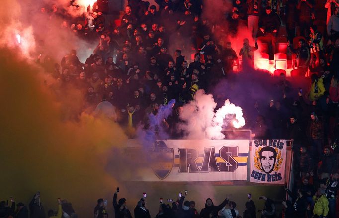 Fanoušci Fenerbahce v odvetě 2. kola EKL Slavia - Fenerbahce