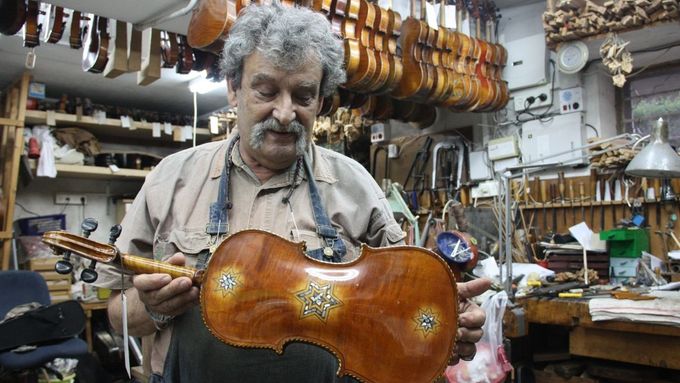 Houslař Amnon Weinstein se specializuje na záchranu houslí, které prošly holocaustem.
