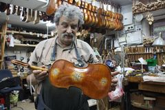Houslař oživuje housle, které přežily hrůzy holokaustu. Nástroj z Lubů u Chebu zachránil 17 životů
