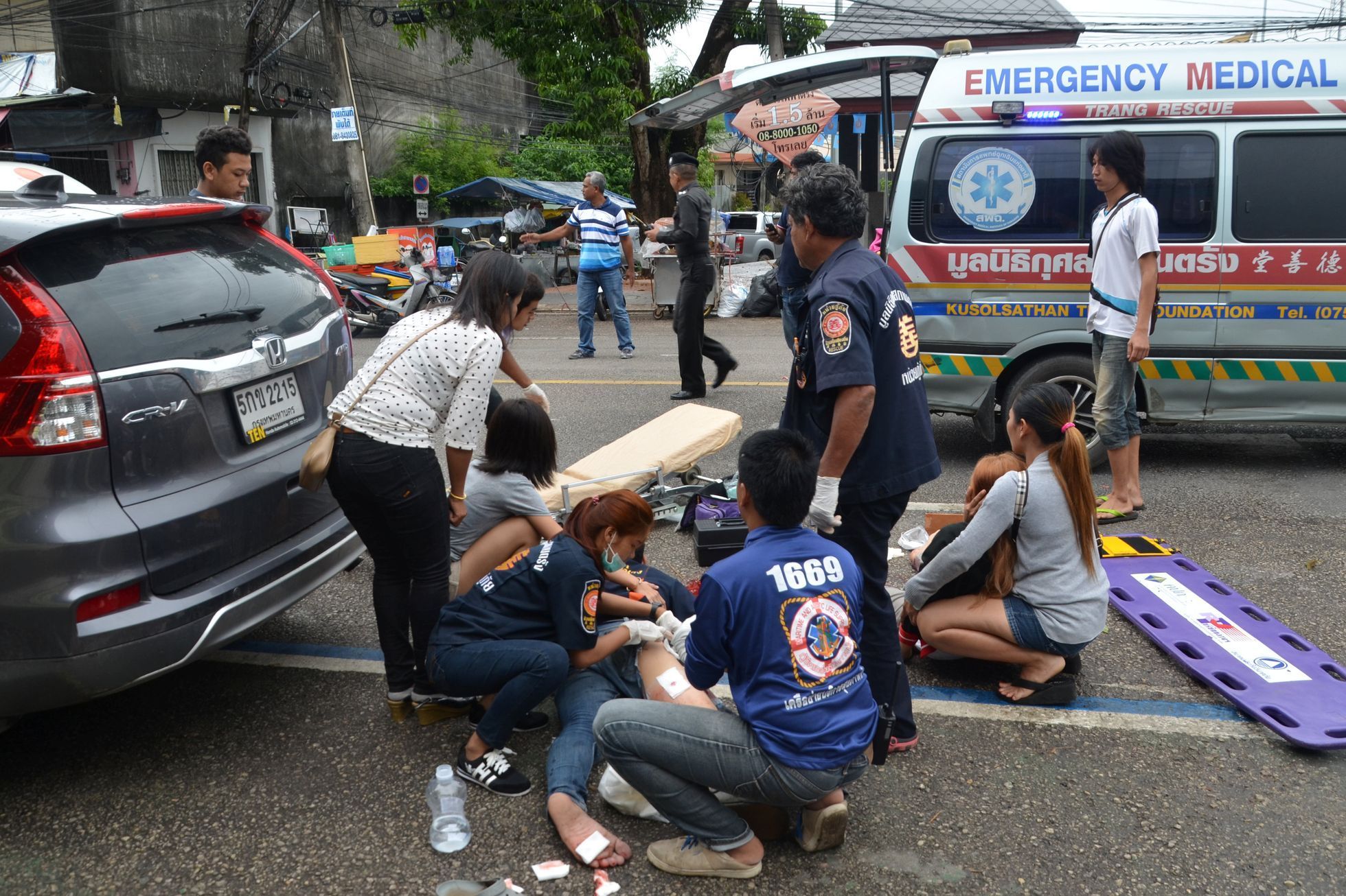 Thajští záchranáři po explozích v přímořském letovisku Chua Chin