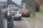 "Co to je za idioty?" Rusové kvůli znepokojivým záběrům na silnici kritizují armádu