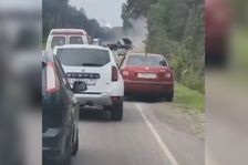 "Co to je za idioty?" Rusové kvůli znepokojivým záběrům na silnici kritizují armádu