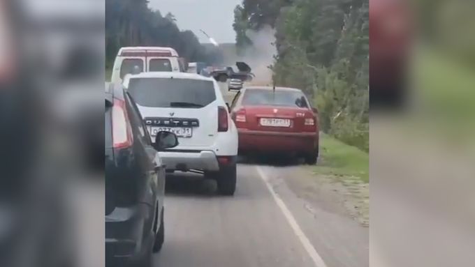 "Co za idioty může takhle hloupě ohrožovat civilisty," rozčilují se Rusové u videa