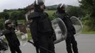 Riot police officers stand in the A-66 motorway after it was blocked by miners during a demonstration in La Cobertoria, near Oviedo, northern Spain June 20, 2012. The miners were protesting against the government's proposal to decrease funding for coal production. REUTERS/Eloy Alonso (SPAIN - Tags: CIVIL UNREST POLITICS BUSINESS EMPLOYMENT) Published: Čer. 20, 2012, 1:37 odp.