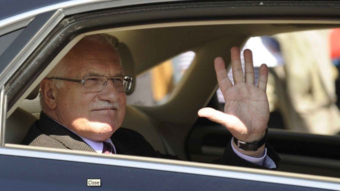 Z prezidentského auta Václav Klaus na chvíli přesedlal do Škody 120. Kdysi totiž patřila jemu