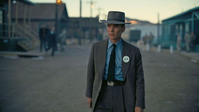 Na snímku z Oppenheimera je Cillian Murphy jako Robert Oppenheimer.