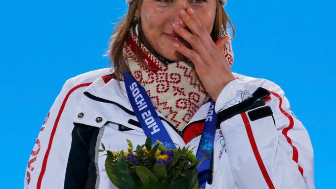 Anastasia Kuzminová se raduje ve slovenském oblečení se zlatou medailí.