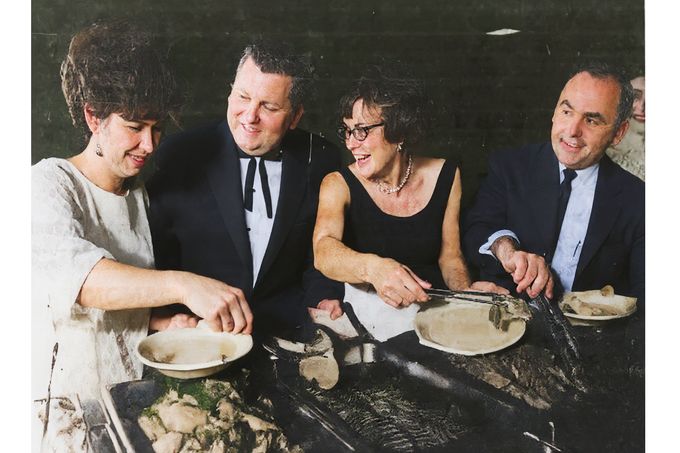 John Gacy (druhý zleva) s první manželkou Marlynn na vánočním večírku organizace Jaycees ve Waterloo, Iowa, v roce 1967. Kolorováno