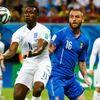 England's Welbeck fights for the ball with Itlay's De Rossi during their 2014 World Cup Group D soccer match at the Amazonia arena in Manaus