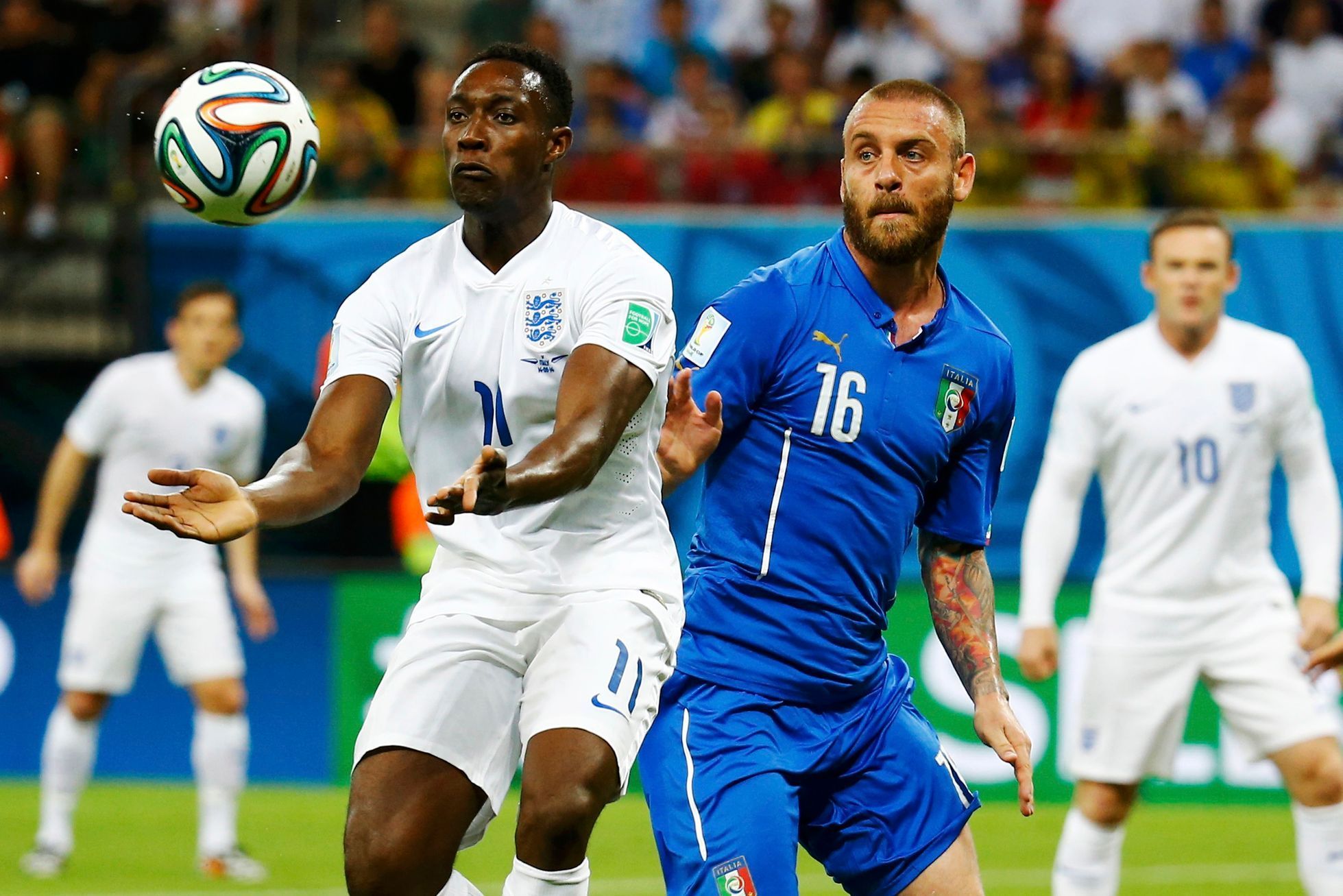 England's Welbeck fights for the ball with Itlay's De Rossi during their 2014 World Cup Group D soccer match at the Amazonia arena in Manaus