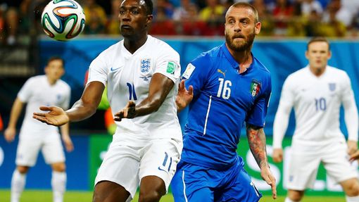 England's Danny Welbeck (L) fights for the ball with Itlay's Daniele De Rossi during their 2014 World Cup Group D soccer match at the Amazonia arena in Manaus June 14, 20