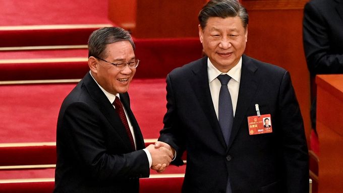 Nový čínský premiér Li Čchiang (vlevo) a Si Ťin-pching.