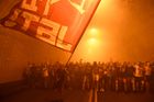 Stovky policistů v akci, šílení srbští fanoušci ovládli Prahu. Na Spartu šli Letenským tunelem
